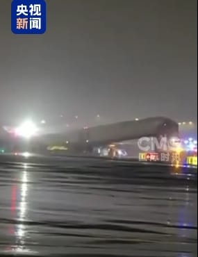 美國拉瓜迪亞機場接連發生客機撞上消防車的重大事件。 圖 : 影片截圖