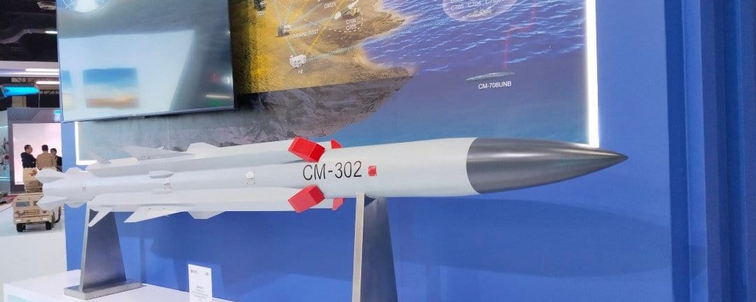 《路透社》報導指稱伊朗使用中國出口型反艦飛彈 CM-302 攻擊目標，但未取得命中戰果，引發外界質疑飛彈性能。 圖:翻攝自X帳號@Freedominc20631