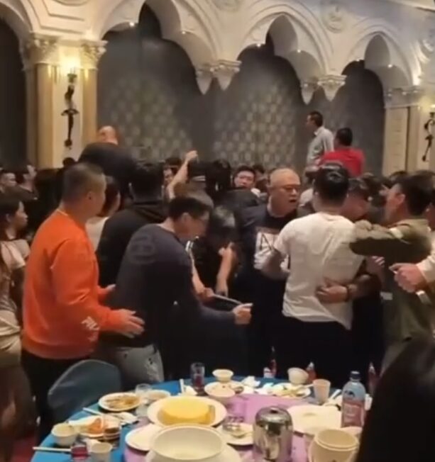 網傳「竹聯幫豹堂春酒」大亂鬥，警方澄清是工程行春酒喧嘩，引發鄰桌口角衝突。 圖：翻攝畫面
