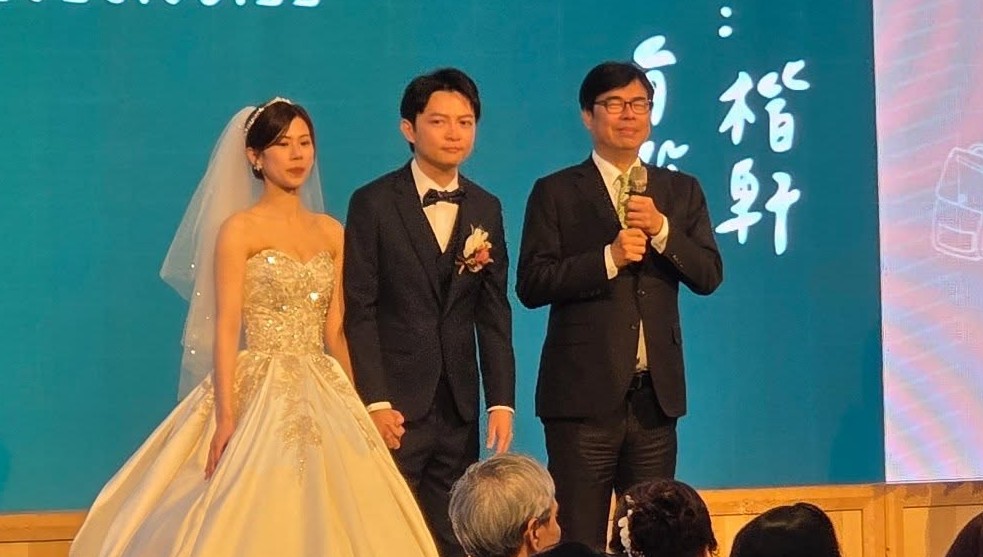 陳其邁(右)出席林楷軒(中)婚禮，「下令」一年內必須「做人成功」。 圖：孫家銘翻攝