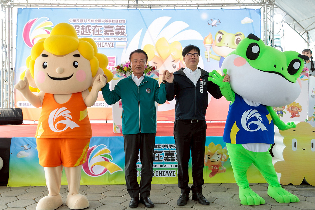 115年全中運聖火傳遞抵達高雄，翁章梁縣長邀全民來嘉作客。 圖：嘉義縣政府提供