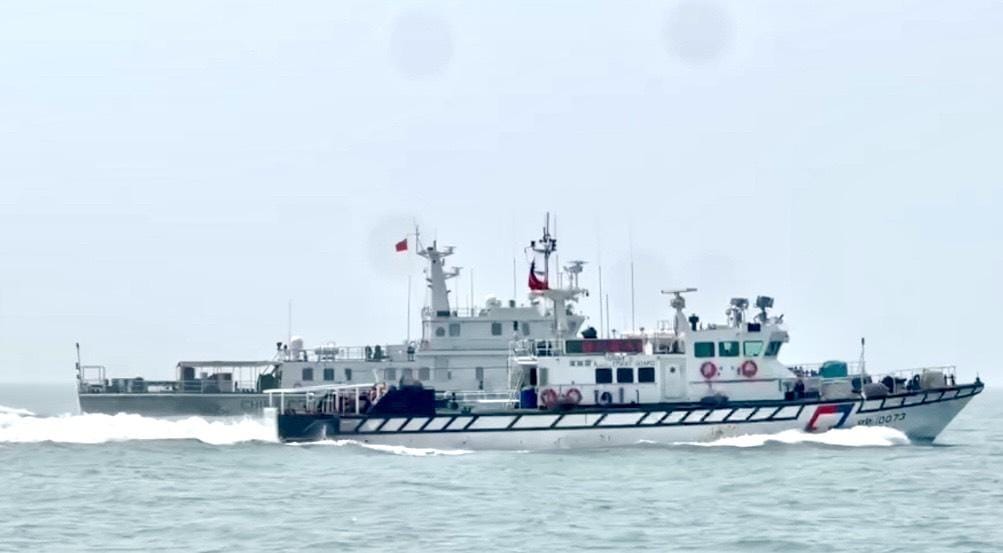 海巡署通報，中國海警23日趁大霧再闖金門禁限水域。 圖：海巡署提供