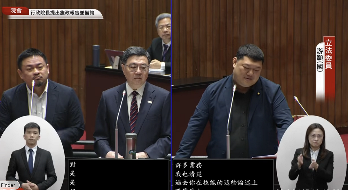 勞動部長洪申翰(左）尷尬回應國民黨立委洪申翰對重啟核能的質詢 圖：翻拍自國會頻道
