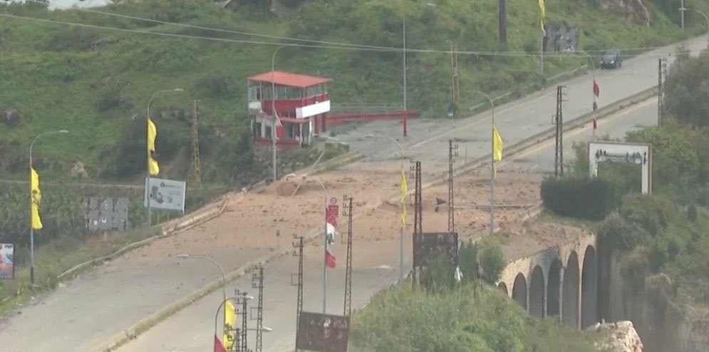 從畫面可見爆炸後揚起大量塵土，但橋樑結構似乎未出現明顯毀損。 圖：翻攝自X帳號@BreakingAlert_