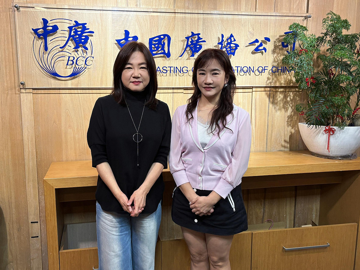國民黨立委馬文君（圖左）接受中廣《千秋萬事》主持人王淺秋專訪。 圖：新傳媒/提供