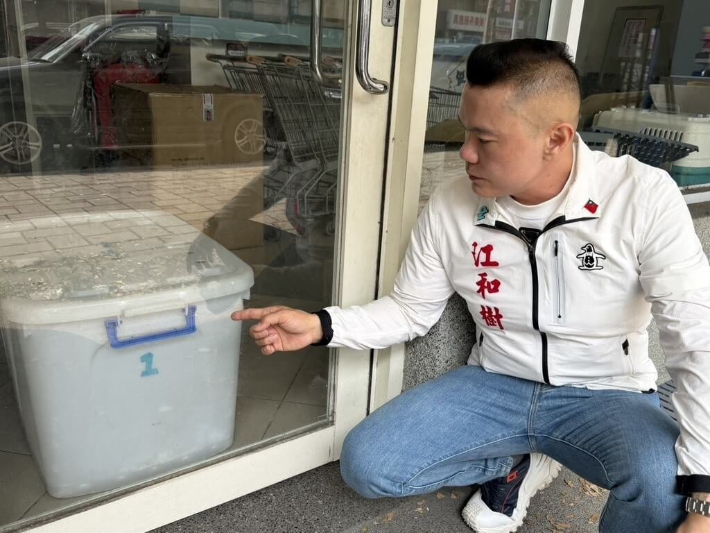 位於台中市大里區的1家寵物店遭指控打烊後將犬隻放置收納箱，台灣民眾黨籍台中市議員江和樹（圖）24日到寵物店了解狀況，要求台中市動物保護防疫處稽查。（江和樹辦公室提供）中央社記者蘇木春傳真　115年3月24日