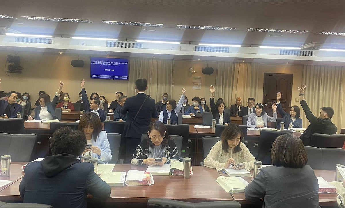 立法院程序委員會24日表決，民進黨還是不敵國民黨、民眾黨團多數 圖：林朝億/攝