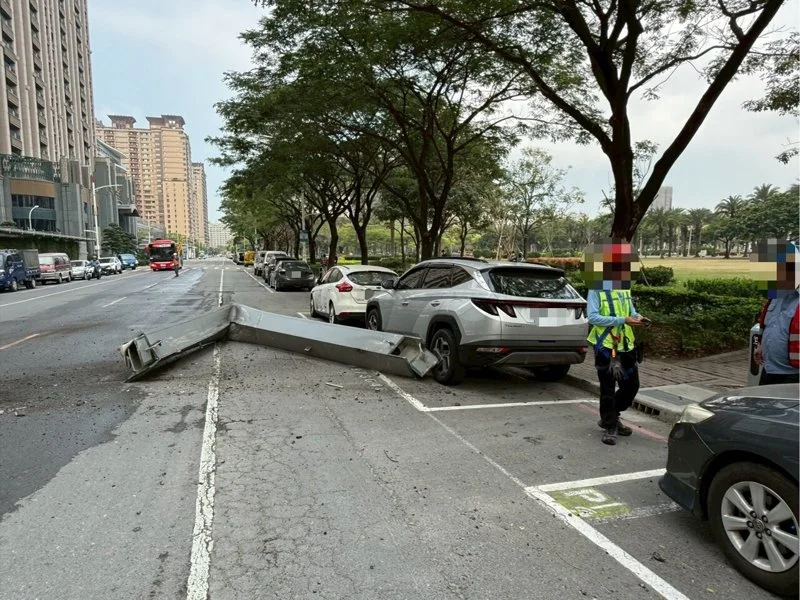 富邦凹子底開發案工安意外，鋼筋掉落砸到停放路邊車輛，還造成一名移工死亡。 圖：民眾提供