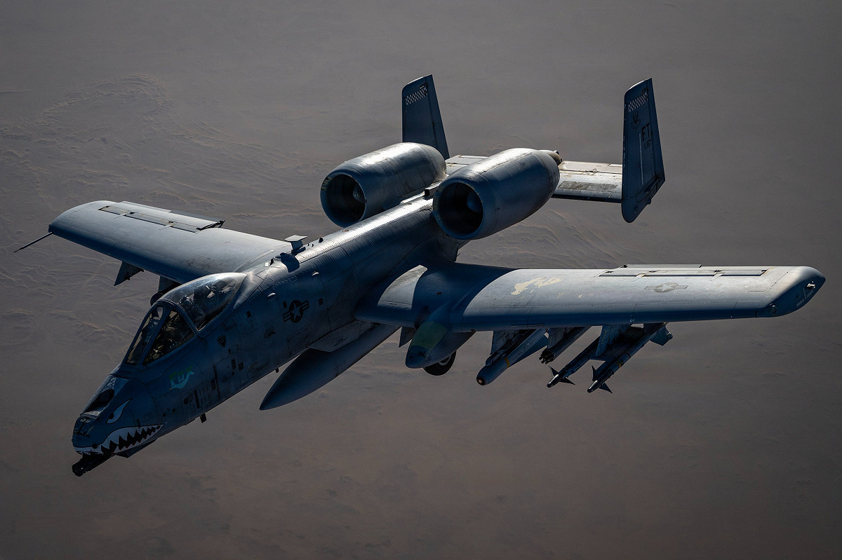 美國空軍服役近半世紀的 A-10「疣豬」攻擊機，近期在荷姆茲海峽大放異彩，擊毀了多艘伊朗軍艦。 圖:翻攝自X帳號@CENTCOM