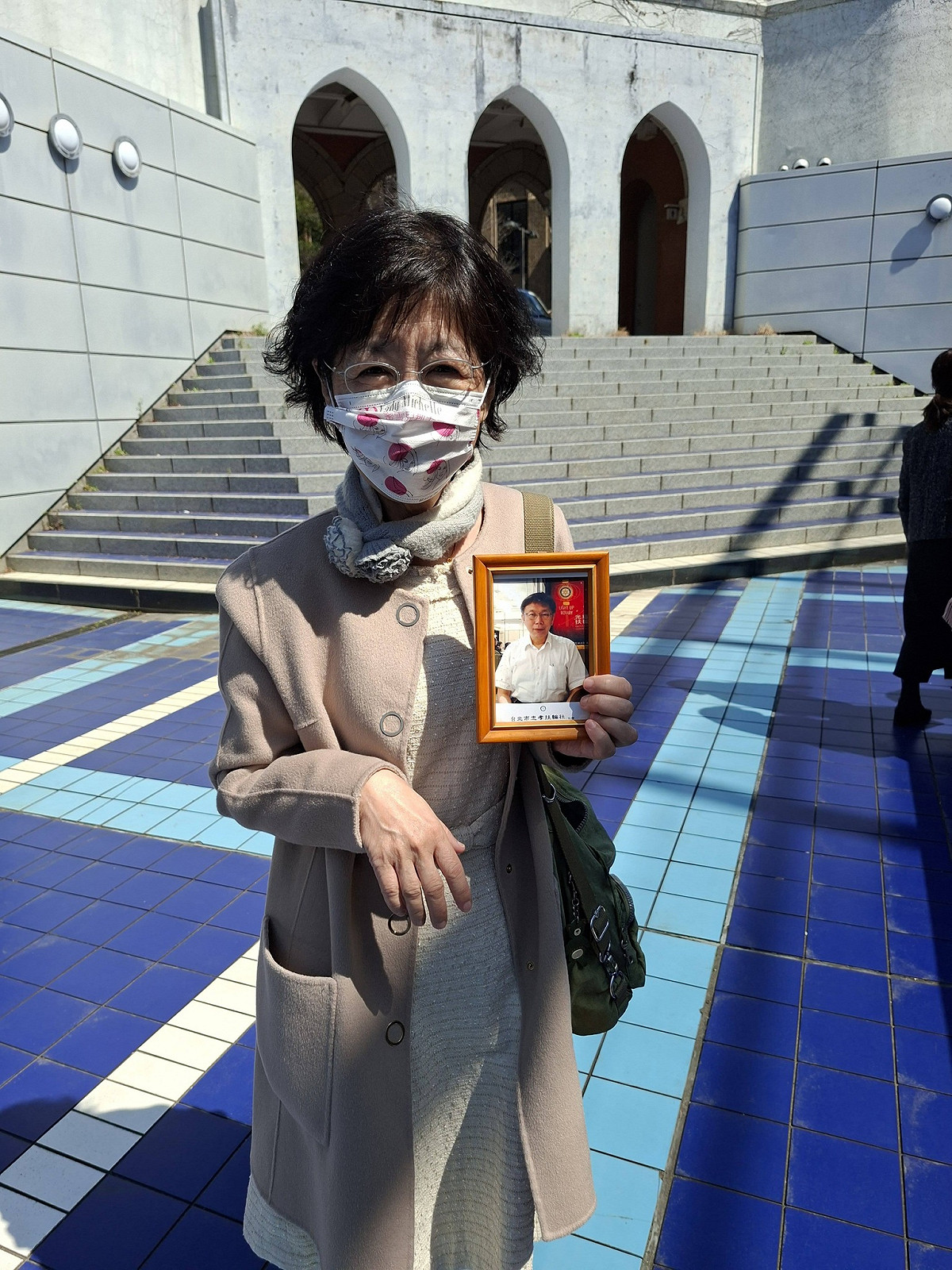 民眾黨創黨主席柯文哲妻子陳佩琪飛到日本出席長子柯傅堯東京大學博士班畢業典禮，還特別帶著柯文哲的照片。 圖：翻攝陳佩琪臉書
