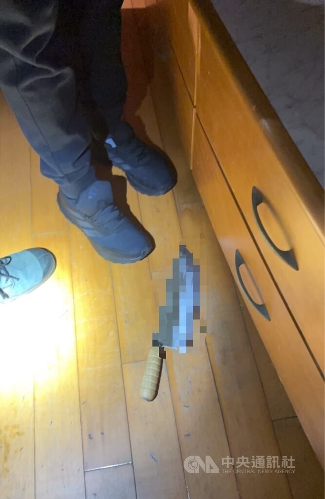 台北市士林區某餐廳21日發生持刀傷人案，李姓男子和友人起口角，店員余姓男子上前調解，未料不滿的李男竟返家取刀回餐廳攻擊余男，警方獲報立即將李男逮捕送辦，再赴其住家查扣作案用刀具。（翻攝照片）中央社記者黃麗芸傳真　115年3月24日