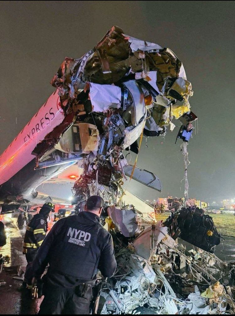 加拿大航空快捷AC8646航班在拉瓜迪亞機場墜毀後的正面照片。 圖:翻攝自X帳號@BillionzWa40932