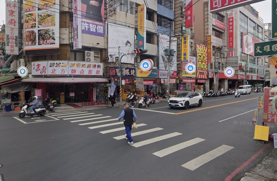 高雄女子脫衣過馬路，員警制止後送醫檢查。 圖：翻攝自Google Map