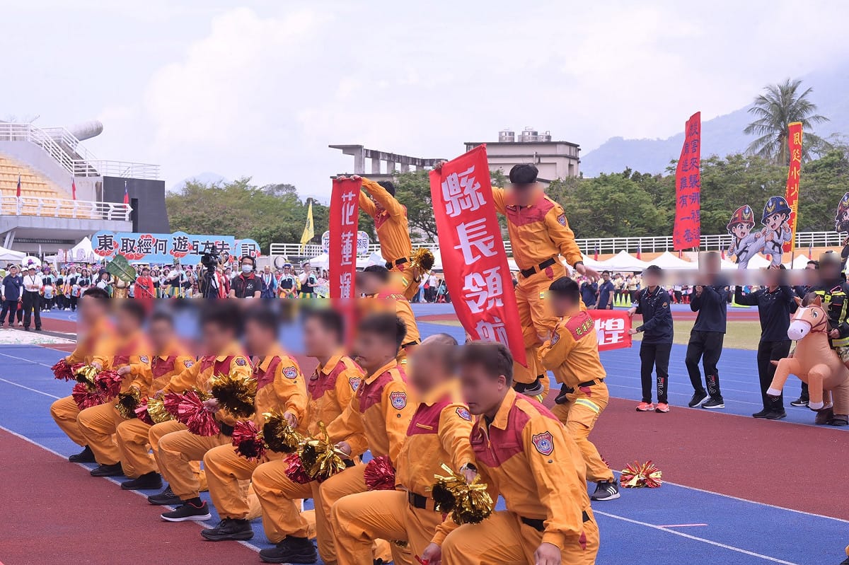 徐榛蔚臉書已將「榛心守護、蔚民服務」照片撤下，還留有「縣長領航、花蓮輝煌」布條照片。 圖：取自徐榛蔚臉書