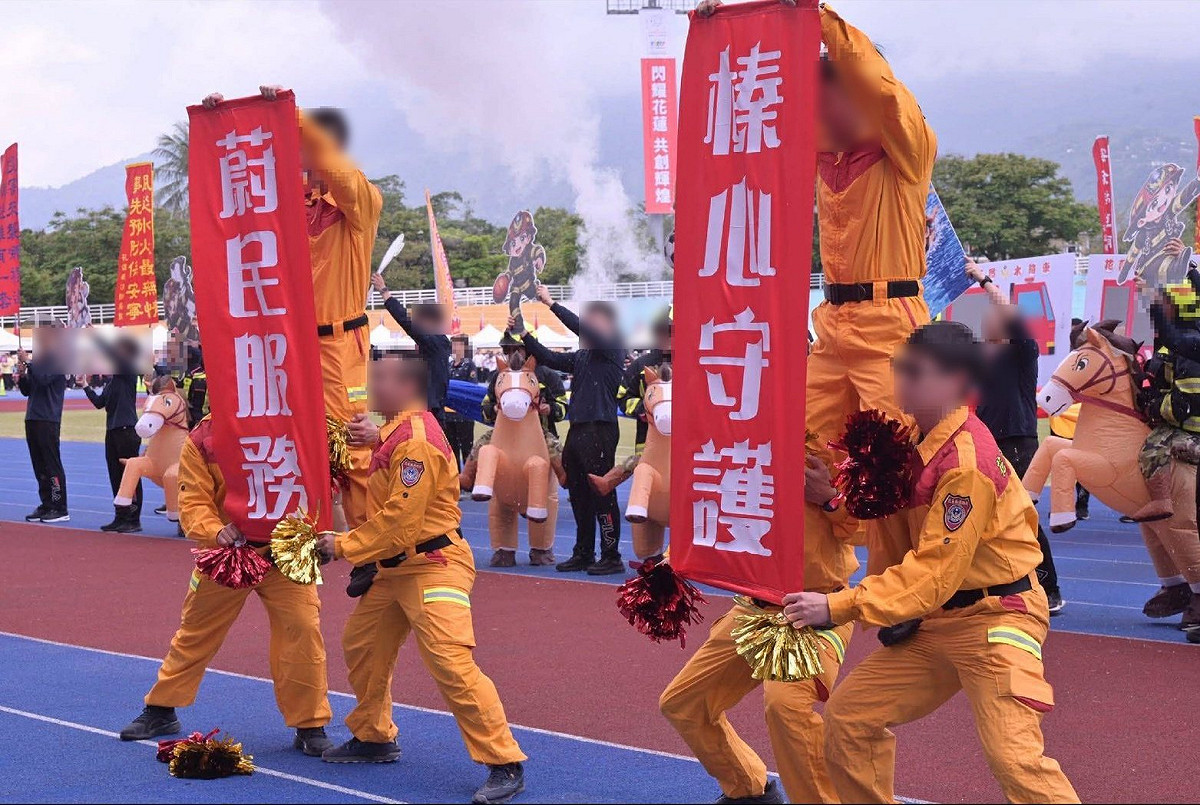 消防員工作權益促進會PO出花蓮消防員手舉「榛心守護、蔚民服務」布條圖片，痛批縣府竟要消防員充當啦啦隊「荒腔走板」、「消防員不是你的作秀工具」。 圖：翻攝自搶救消防員粉專