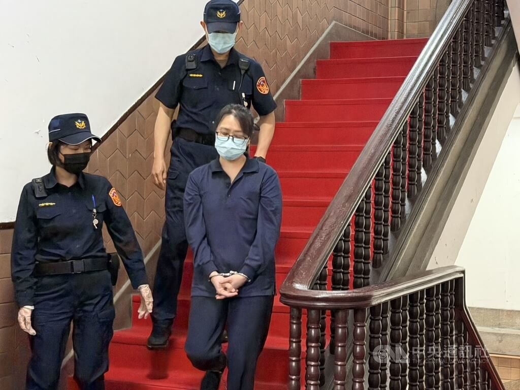 剴剴虐死案，台灣高等法院判保母劉彩萱無期徒刑、劉若琳18年徒刑，已上訴最高法院中。2人羈押期限將到期，高等法院24日提訊2人到庭，劉彩萱（圖）庭訊後還押。中央社記者劉世怡攝 115年3月24日
