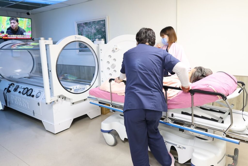 彰化埤頭鄉76歲陳姓老婦遭3隻犬隻攻擊，身上有約200處撕裂傷口，收治老婦醫院指出，已進行清創手術，也幫老婦人安排高壓氧治療，希望有助傷口癒合。（彰化醫院提供）中央社記者吳哲豪傳真　115年3月24日