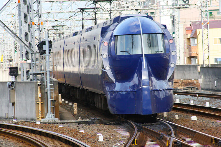 日本一名男子跳軌輕生，遭列車撞擊反彈，意外砸中20多歲台籍女子。 圖：翻攝自南海電鐵