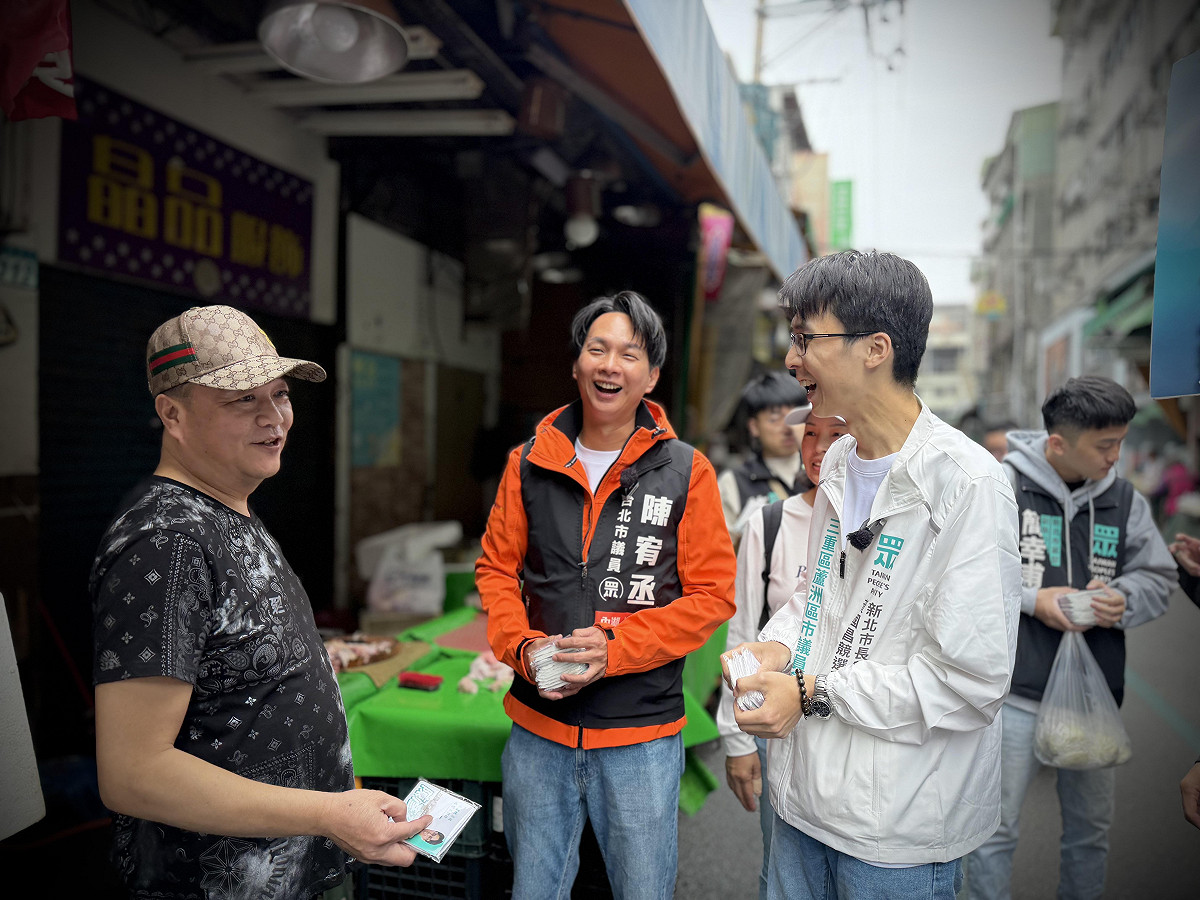 民眾黨新北市議員參選人陳彥廷今首次進行市場掃街，民眾黨台北市議員陳宥丞親自傳承與民眾互動的技巧。 圖：陳彥廷競選團隊 / 提供