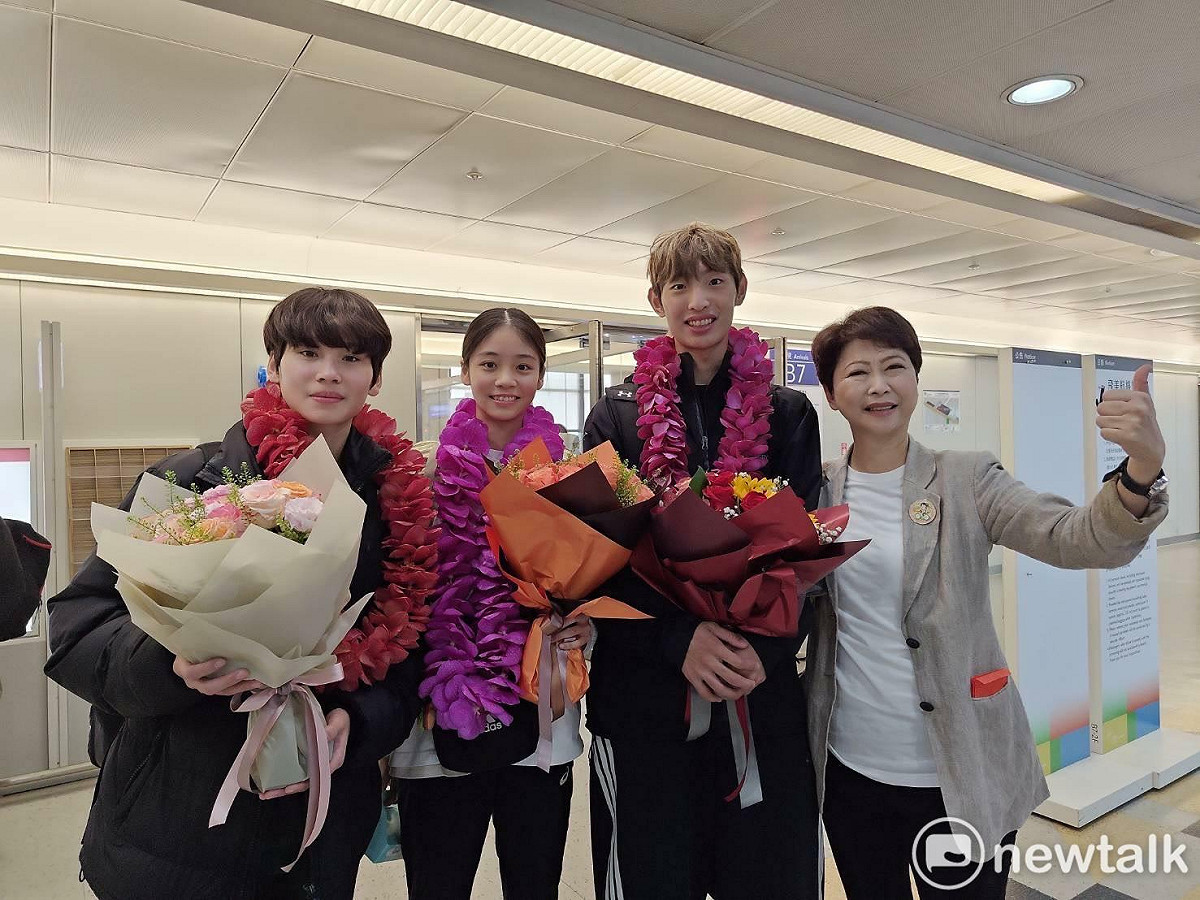 立法委員陳亭妃今日一早特別化身「最強應援團」，親赴桃園國際機場接機，迎接包括王婕菱、徐晧祐、王薇嘉在內的「台南三強」戰隊，在入境大廳為這群閃耀的臺灣新星送上最熱烈的掌聲。 圖：陳亭妃服務處提供