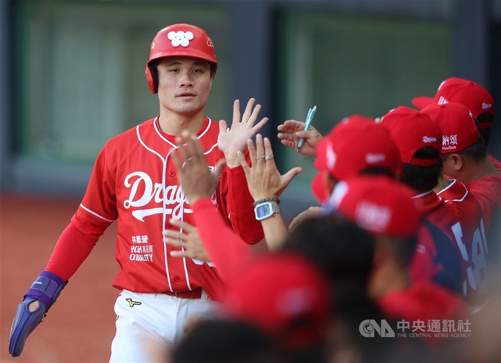 中職味全龍野手李凱威（圖）獲得複數年合約，合約至少4年、最長可達8年，總值最高可達新台幣1億元。（中央社檔案照片）