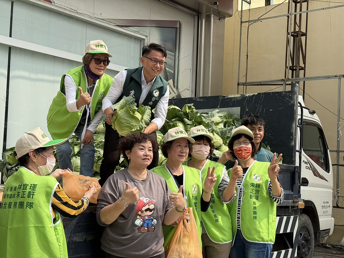 為協助在地農民穩定銷售、推廣當季農產，並將愛心轉化為實際行動，立法委員賴惠員、林宜瑾和台南市議員朱正軒聯合服務處，於新營和永康同步舉辦「銅板做愛心 高麗菜義賣」活動。 圖：朱正軒服務處提供