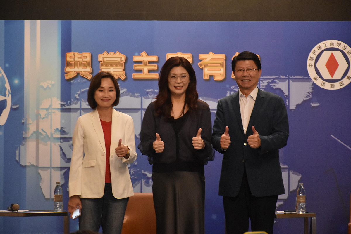 鄭麗文(中)參加工商建研會南區聯誼會「與黨主席有約」座談會，柯志恩(左)、謝龍介(右)到場。 圖：孫家銘攝