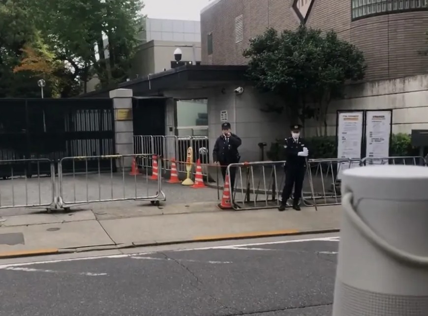中國駐日本大使館日前遭持刀自衛隊官員闖入。 圖：翻攝吳靜怡threads