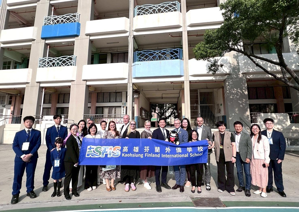 芬蘭國會友台小組跨黨派議員訪團，與芬蘭駐台北代表處參訪高雄市前金國小。 圖：高雄市教育局/提供