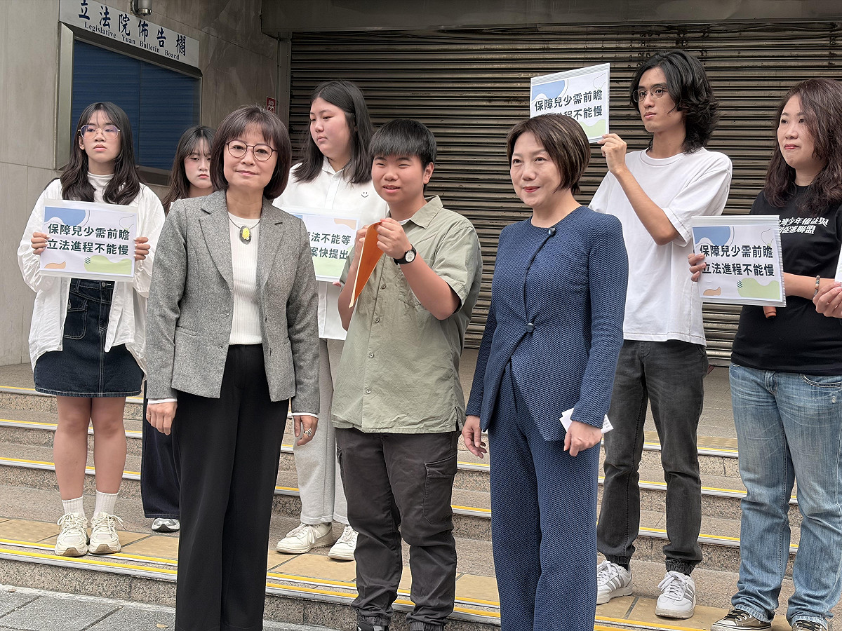 團體代表向立委林月琴及民進黨團書記長范雲遞交陳情紙袋，但內裝「空無一物」，象徵衛福部至今仍未提出完整修法草案。 圖：李宣萱/攝