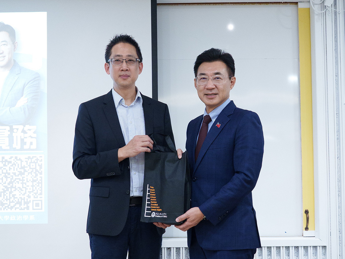 政治系主任張峻豪感謝曾擔任大學教授的江副院長百忙之中撥冗至東海客座分享。 圖：東海大學/提供