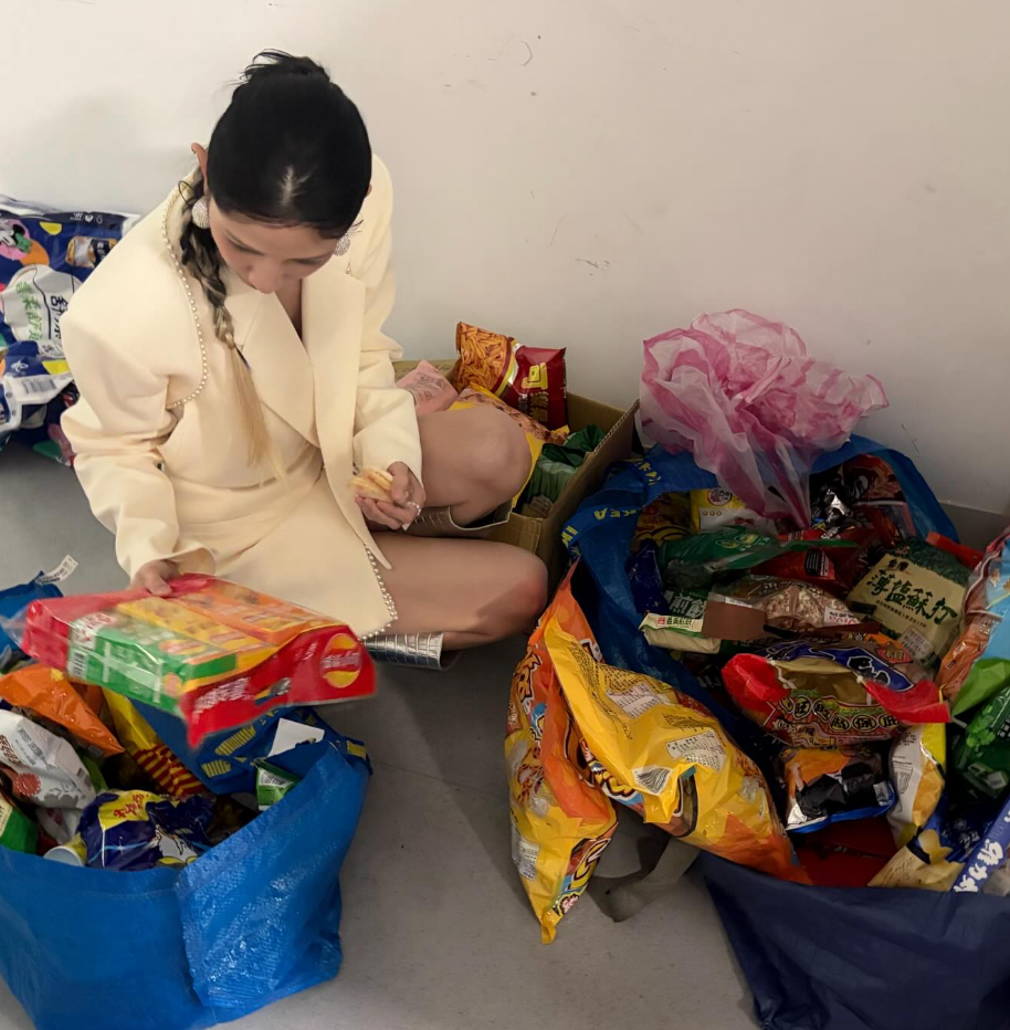 為了證明自己有努力在進食，李千娜還透露自己前一天在演出結束後，「我像老鼠一樣，跑到導播室偷零食吃」。 圖：翻攝自李千娜IG