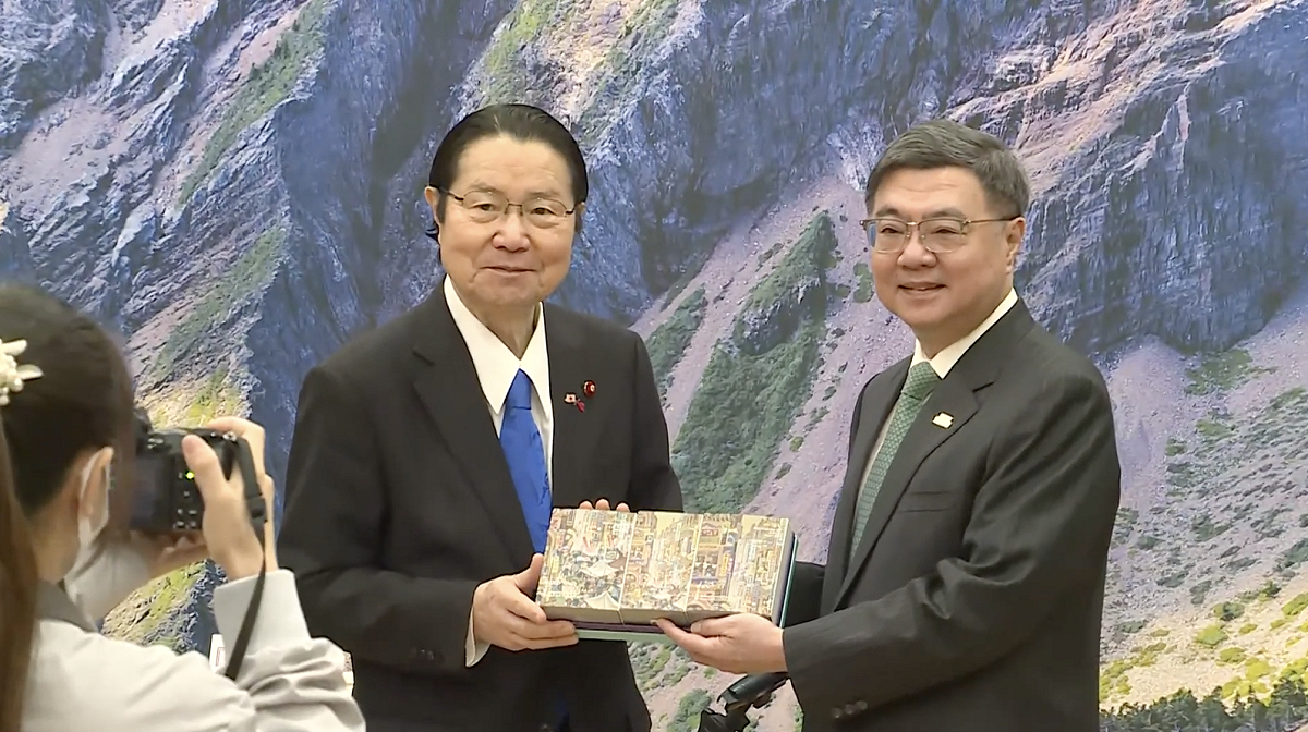 卓榮泰與「日本台灣親善協會」會長衛藤征士郎前眾議員。 圖：翻攝自SNG聯誼會