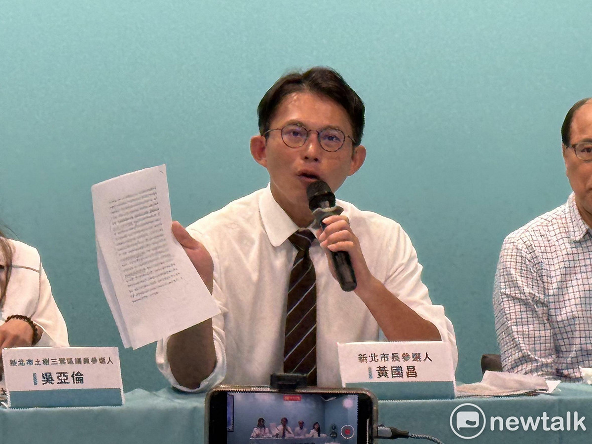 民眾黨主席黃國昌手持新北地檢署起訴台灣新住民發展協會理事長、一度遭列民眾黨不分區立委的中配徐春鶯的新聞稿。 圖：周煊惠 / 攝