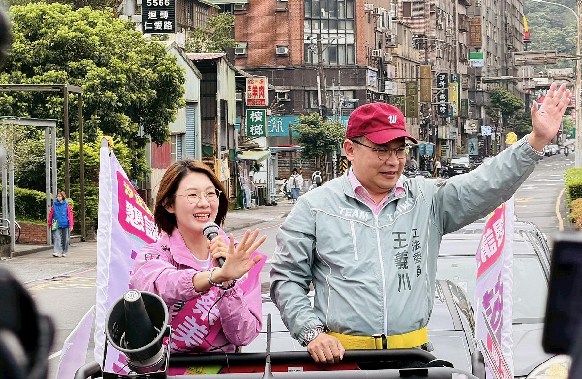 蔡美華(左)將代表民進黨參選新北市議員。 圖：翻攝自蔡美華臉書粉專