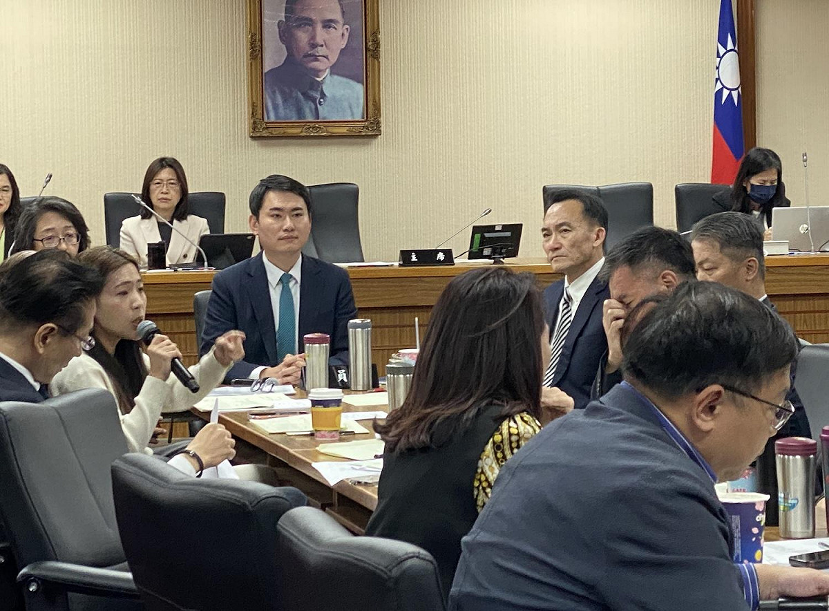 國民黨立委徐巧芯對著國防部長顧立雄質疑國防部的誠意 圖：林朝億/攝