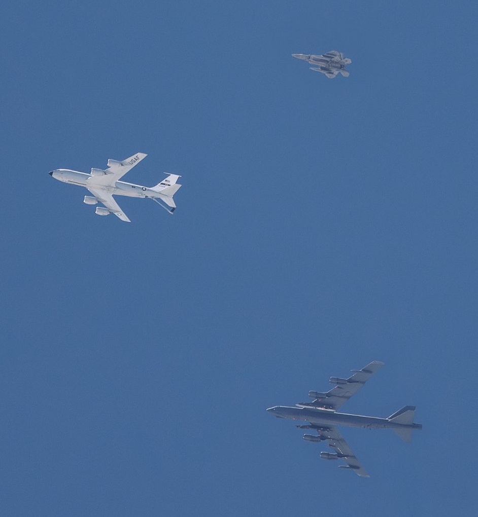 美國空軍F-22「猛禽」戰鬥機搭載隱形副油箱與紅外線感測器吊艙與B-52H「同溫層堡壘」轟炸機掛載「長程距外武器」AGM-181A核巡弋飛彈。在KC-135加油機伴隨下「同框」現身飛測。 圖：翻攝「X」@JarodMHamilton