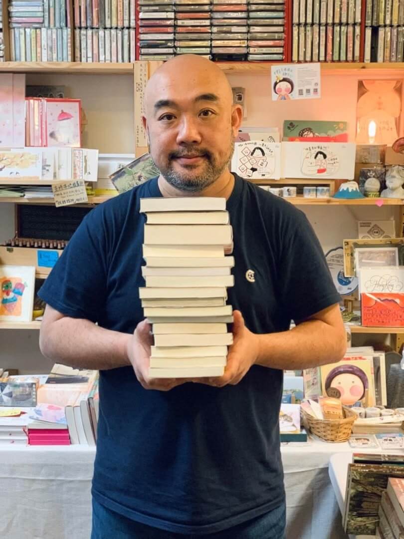 香港「一拳書館」因為銷售「黎智英傳」而涉嫌觸犯維護國家安全條例的煽動罪，其負責人龐一鳴（圖）及員工24日遭警方國家安全處人員拘捕。 圖：翻攝bookpunch臉書