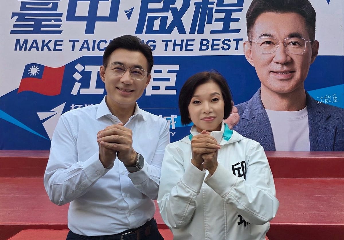 邱于珊在民眾黨北屯區市議員初選過關，她在初選民調前在臉書放上與江啟臣的合影。 圖：取自邱于珊臉書