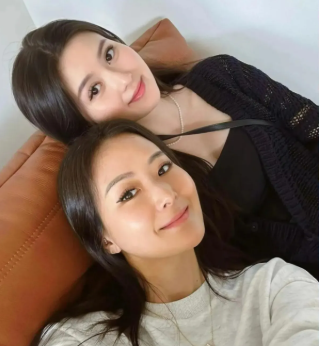 孫芸芸(左)的大女兒廖思惟，本月23日遭爆已在澳洲低調生下一子。 圖：翻攝自孫芸芸IG