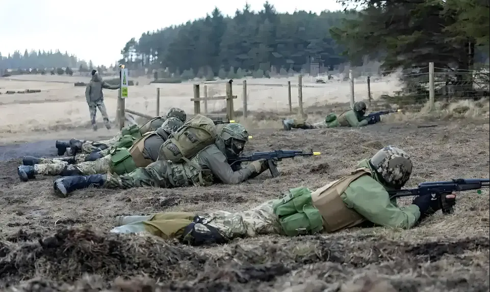烏克蘭軍方高層近日釋出一項引發關注的訊息。烏克蘭武裝部隊總參謀部條令與訓練總局副局長葉夫根尼．梅熱維金準將在公開場合表示，烏克蘭已決定正式停止官兵海外訓練計畫，未來訓練將全面回歸國內進行。 圖:翻攝自子桑鷹脈