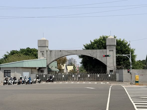 柯志恩喊出市府及議會遷往205兵工廠，許智傑則認為205兵工廠腹地是未來高雄打造智慧經貿的國際樞紐，更將可成為未來高雄的經貿新都心。 圖：許智傑服務處/提供