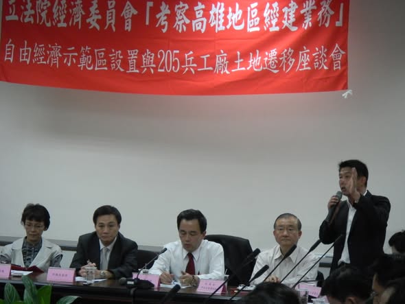 許智傑(右一)在205兵工廠遷移座談會上提出從事經貿發展的遠見和可行性。 圖：許智傑服務處/提供