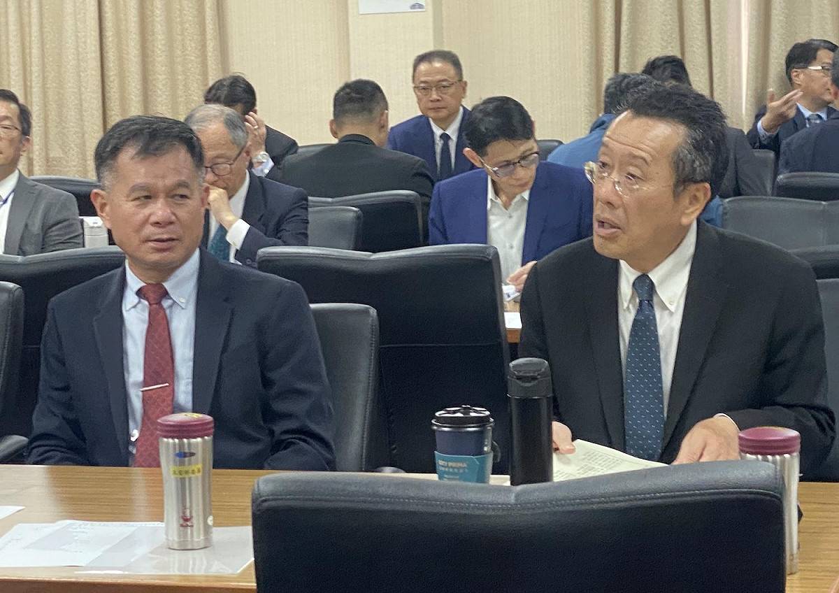 國防部長顧立雄(右)及戰略規劃司司長黃文啟 圖：林朝億/攝