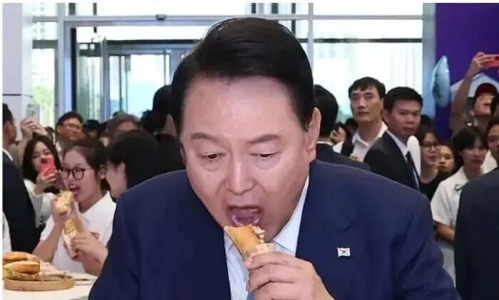 目前被關押在首爾拘留所的韓國前總統尹錫悅，被指在拘留期間多次無視獄警，態度強硬且經常要求提供額外食物與咖啡，引發管理人員不滿，甚至被獄警形容為「招人煩的客人」。 圖:翻攝自新浪財經