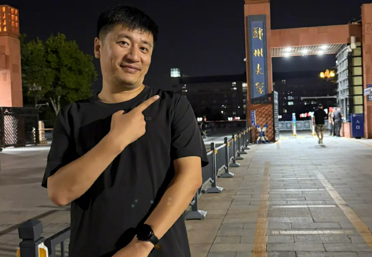 陳薇羽在頻道指出，41歲名師張雪峰於3月24日猝逝，每日跑8公里仍倒下，死因疑與施打7針疫苗相關。 圖：翻攝自微博
