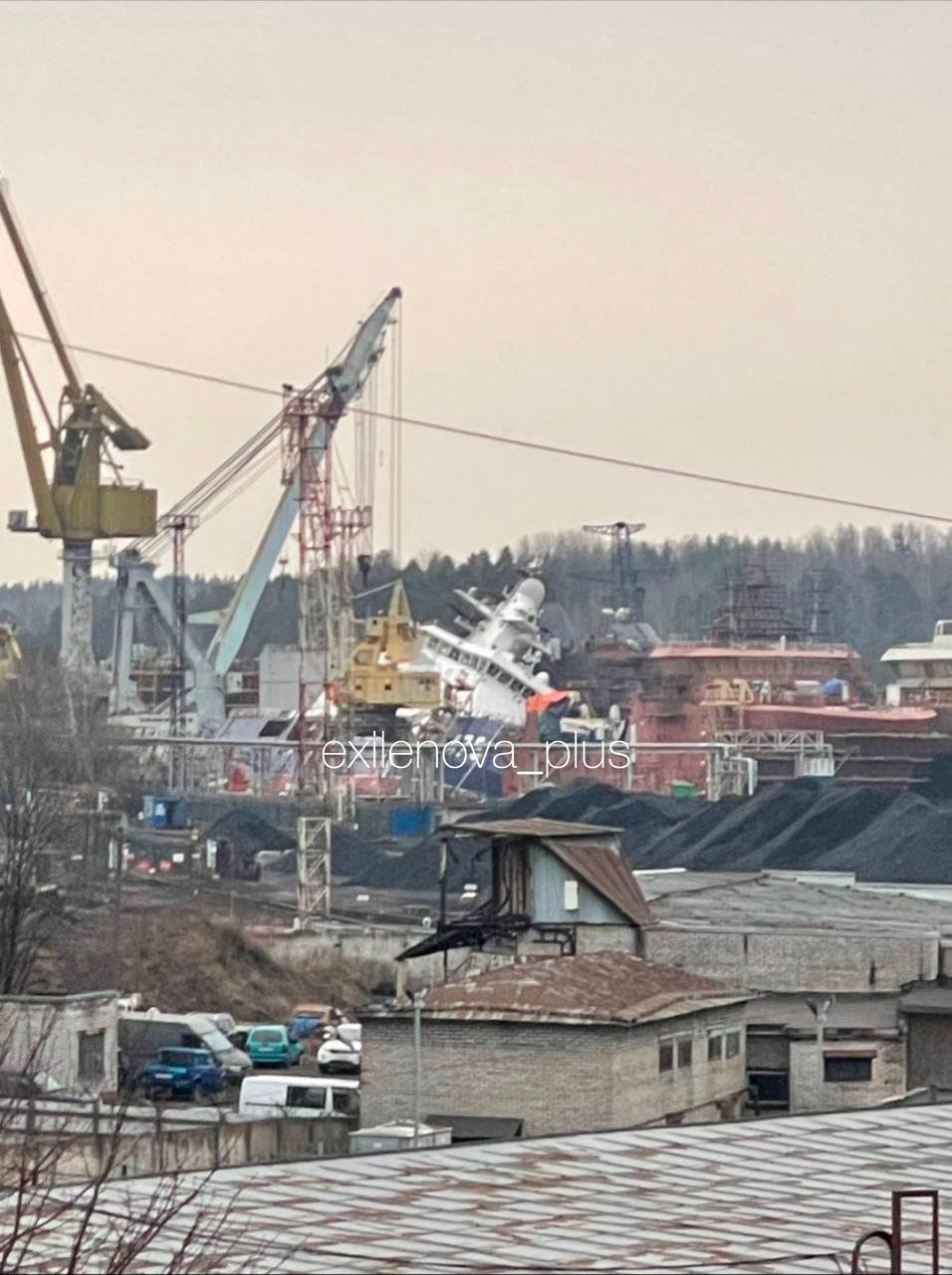 一艘正在建造中的俄羅斯聯邦安全局（FSB）23550型北極巡邏艦「普爾加號」（舷號475）疑似在襲擊後傾斜。 圖:翻攝自X帳號@vcdgf555
