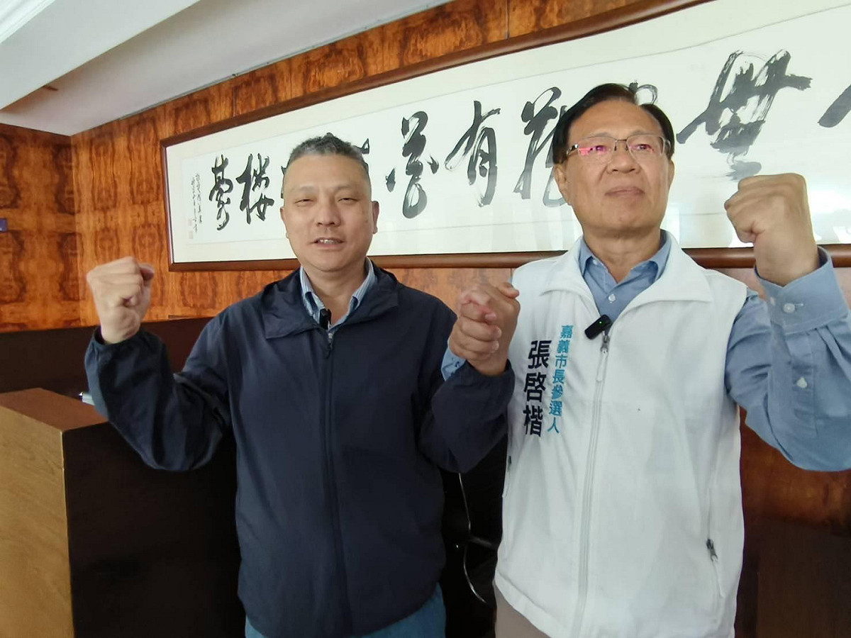 嘉義市長「藍白合」，國民黨推醫師翁壽良（左）、民眾黨徵召前立委張啓楷（右）參選，雙方將進行全市話民調，預計4月6日結果揭曉。 圖：張啓楷競選辦公室 / 提供