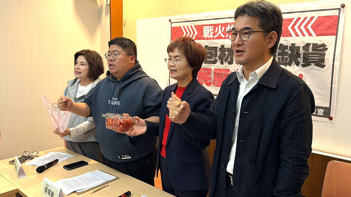 民進黨立委劉建國（右起）、陳素月、蔡易餘、賴惠員召開記者會指出，戰火衝擊民生，農產包材價格飆漲缺貨，農民壓力大增，呼籲政院成立跨部會應變小組。 圖：劉建國辦公室提供