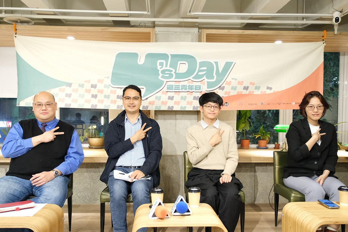 Y’s Day「週三青年日」25日晚上舉辦第139場「當中國尖端武器遇上美國的破銅爛鐵：解放軍的含金量之謎？」舞台上由左至右依序為林穎佑、馬準威、溫約瑟、郭玫岑。 圖：Y’s Day「週三青年日」提供